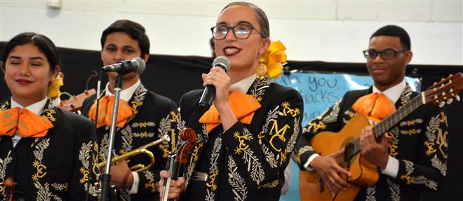 Mariachis Perform for Smokey Robinson